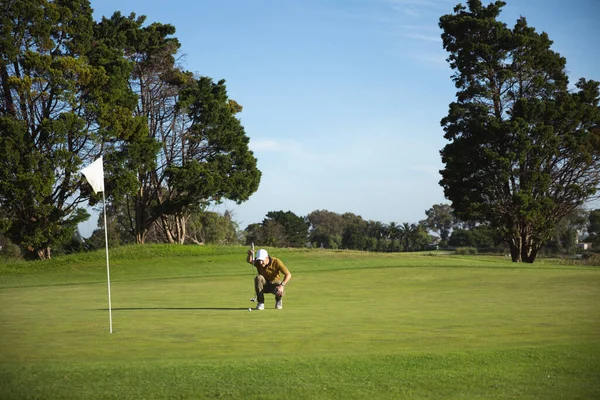 Vista Frontal Homem Caucasiano Campo Golfe Dia Ensolarado Com Céu — Fotografia de Stock