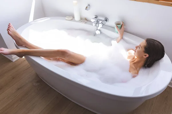 Donna Caucasica Trascorrere Del Tempo Casa Bagno Sdraiato Nella Vasca — Foto Stock