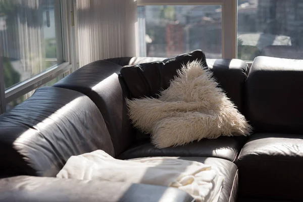 Sofá vazio na sala de estar em casa — Fotografia de Stock
