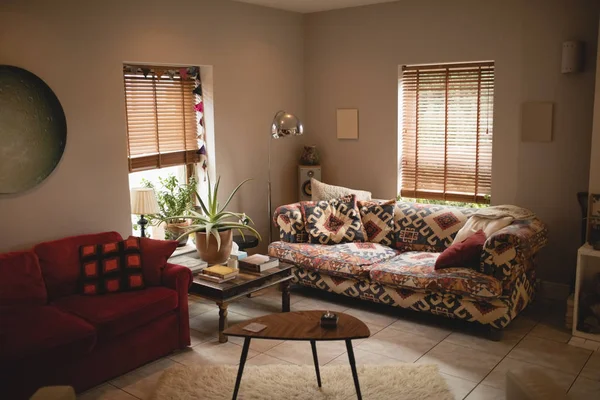 Порожній інтер'єр вітальні з затишними диванами вдома — стокове фото