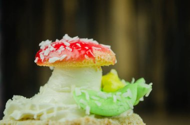 masanın üzerine kremalı kek