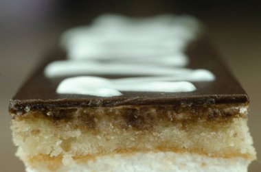 masanın üzerine kremalı kek