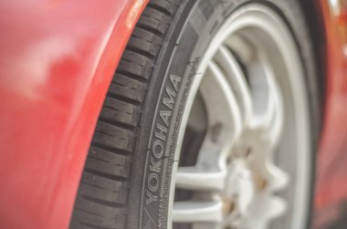 sokakta parlak araba