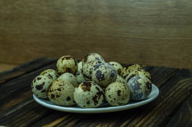 Bıldırcın yumurtaları masada.