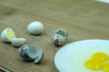 Bıldırcın yumurtaları masada.
