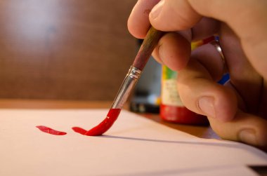 Kağıt üzerinde kırmızı boya