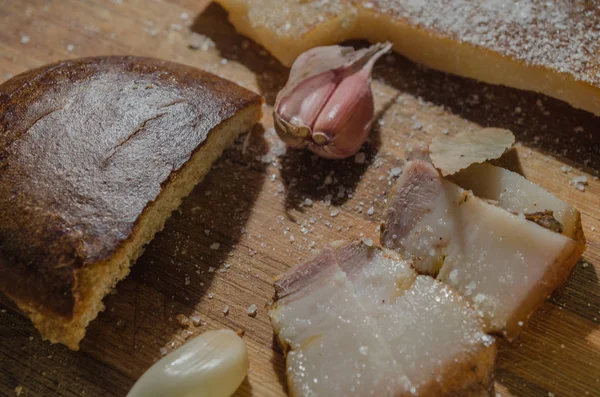 Pan Sobre Mesa Con Harina —  Fotos de Stock