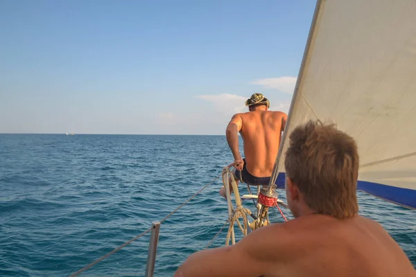 朝の海のボート旅行 — ストック写真