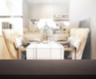 Arka plandaki Masa Üstü ve Bulanık Yemek Odası