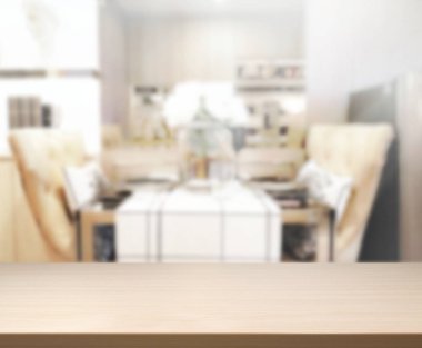 Arka plandaki Masa Üstü ve Bulanık Yemek Odası