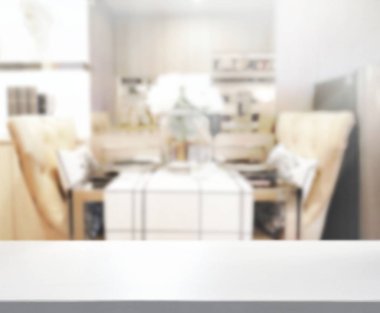 Arka plandaki Masa Üstü ve Bulanık Yemek Odası