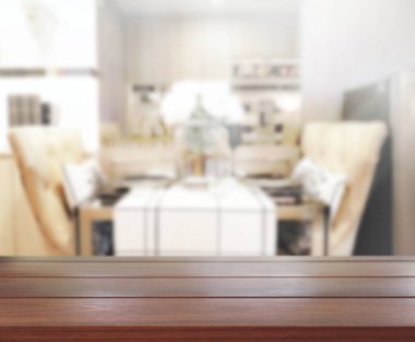 Arka plandaki Masa Üstü ve Bulanık Yemek Odası