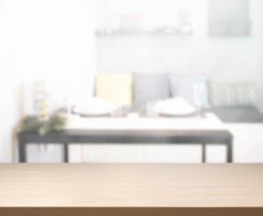 Arka plandaki Masa Üstü ve Bulanık Yemek Odası