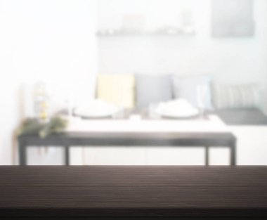 Arka plandaki Masa Üstü ve Bulanık Yemek Odası