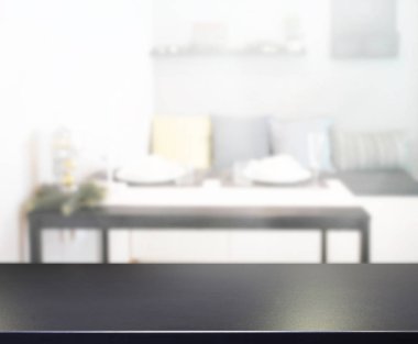 Arka plandaki Masa Üstü ve Bulanık Yemek Odası