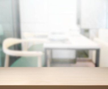 Arka plandaki Masa Üstü ve Bulanık Yemek Odası