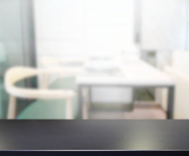 Arka plandaki Masa Üstü ve Bulanık Yemek Odası