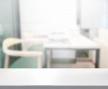 Arka plandaki Masa Üstü ve Bulanık Yemek Odası