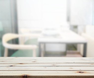 Arka plandaki Masa Üstü ve Bulanık Yemek Odası