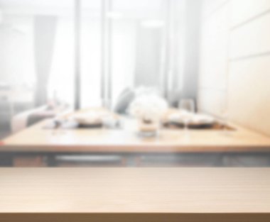 Arka plandaki Masa Üstü ve Bulanık Yemek Odası