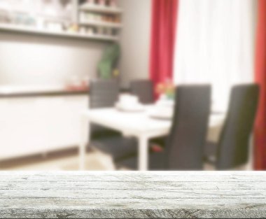 Arka plandaki Masa Üstü ve Bulanık Yemek Odası
