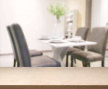 Arka plandaki Masa Üstü ve Bulanık Yemek Odası