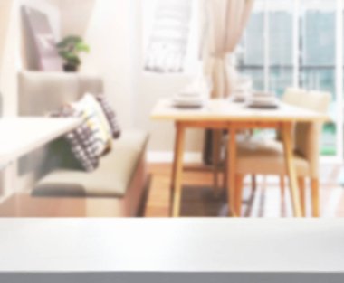 Arka plandaki Masa Üstü ve Bulanık Yemek Odası