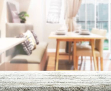 Arka plandaki Masa Üstü ve Bulanık Yemek Odası