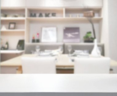 Arka plandaki Masa Üstü ve Bulanık Yemek Odası