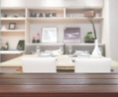 Arka plandaki Masa Üstü ve Bulanık Yemek Odası