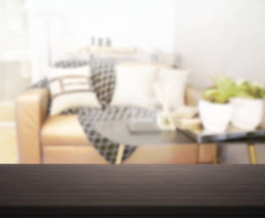 Arka planın Masa Üstü ve Bulanık Oturma Odası