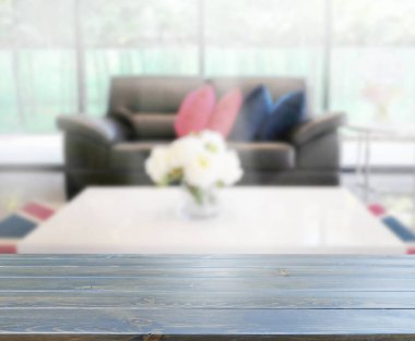 Arka planın Masa Üstü ve Bulanık Oturma Odası