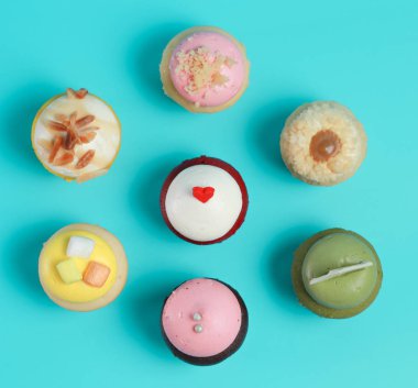 Doğum günü pastası için arka plan rengi üzerinde