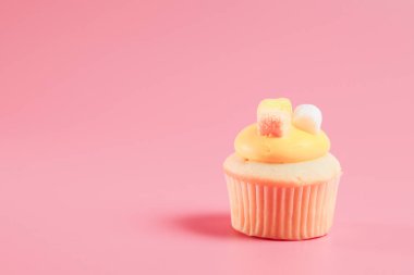 Doğum günü pastası için arka plan rengi üzerinde