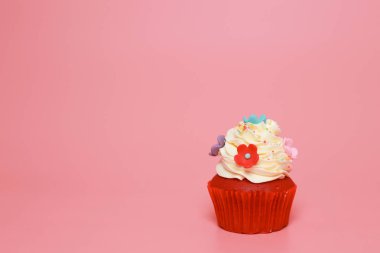 Doğum günü pastası üzerinde arka plan rengini