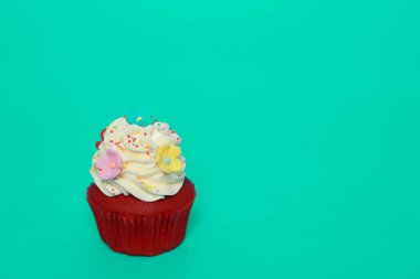 Doğum günü pastası üzerinde arka plan rengini