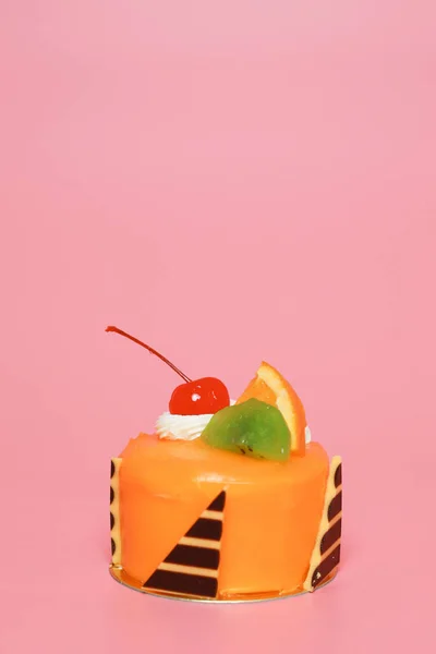 背景色の誕生日ケーキ — ストック写真