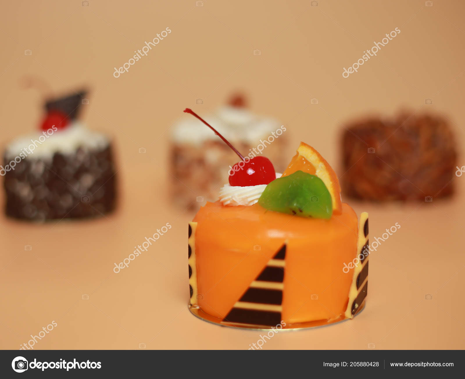 Gateau Anniversaire Sur Couleur Pour Fond Image Libre De Droit Par Nuttapoldpspt C