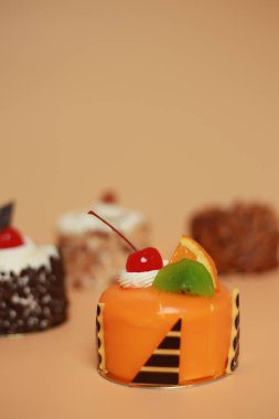 Doğum günü pastası üzerinde arka plan rengini