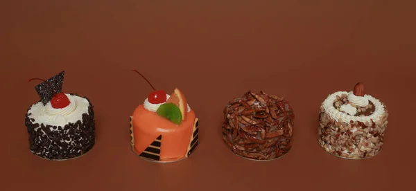 背景颜色的生日蛋糕 — 图库照片