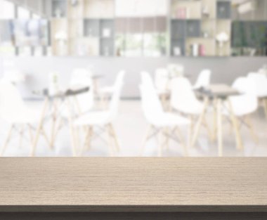 Arka plandaki masa üstü ve bulanık restoran