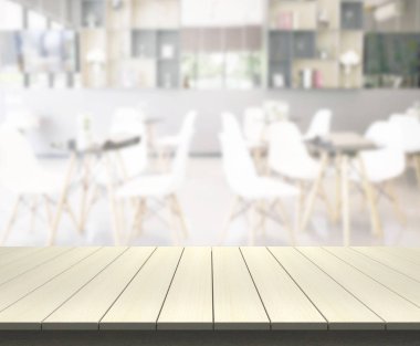 Arka plandaki masa üstü ve bulanık restoran