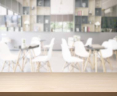 Arka plandaki masa üstü ve bulanık restoran