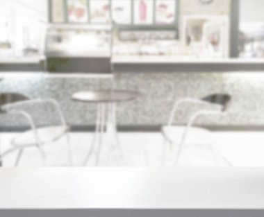 Arka plandaki masa üstü ve bulanık restoran