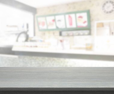 Arka plandaki masa üstü ve bulanık restoran