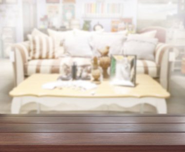 Arka planın Masa Üstü ve Bulanık Oturma Odası