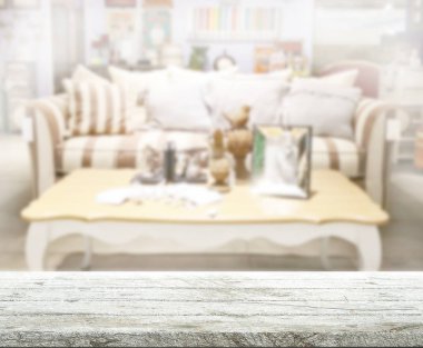 Arka planın Masa Üstü ve Bulanık Oturma Odası