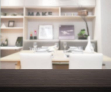 Arka plandaki Masa Üstü ve Bulanık Yemek Odası