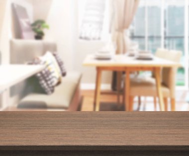 Arka plandaki Masa Üstü ve Bulanık Yemek Odası