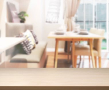 Arka plandaki Masa Üstü ve Bulanık Yemek Odası